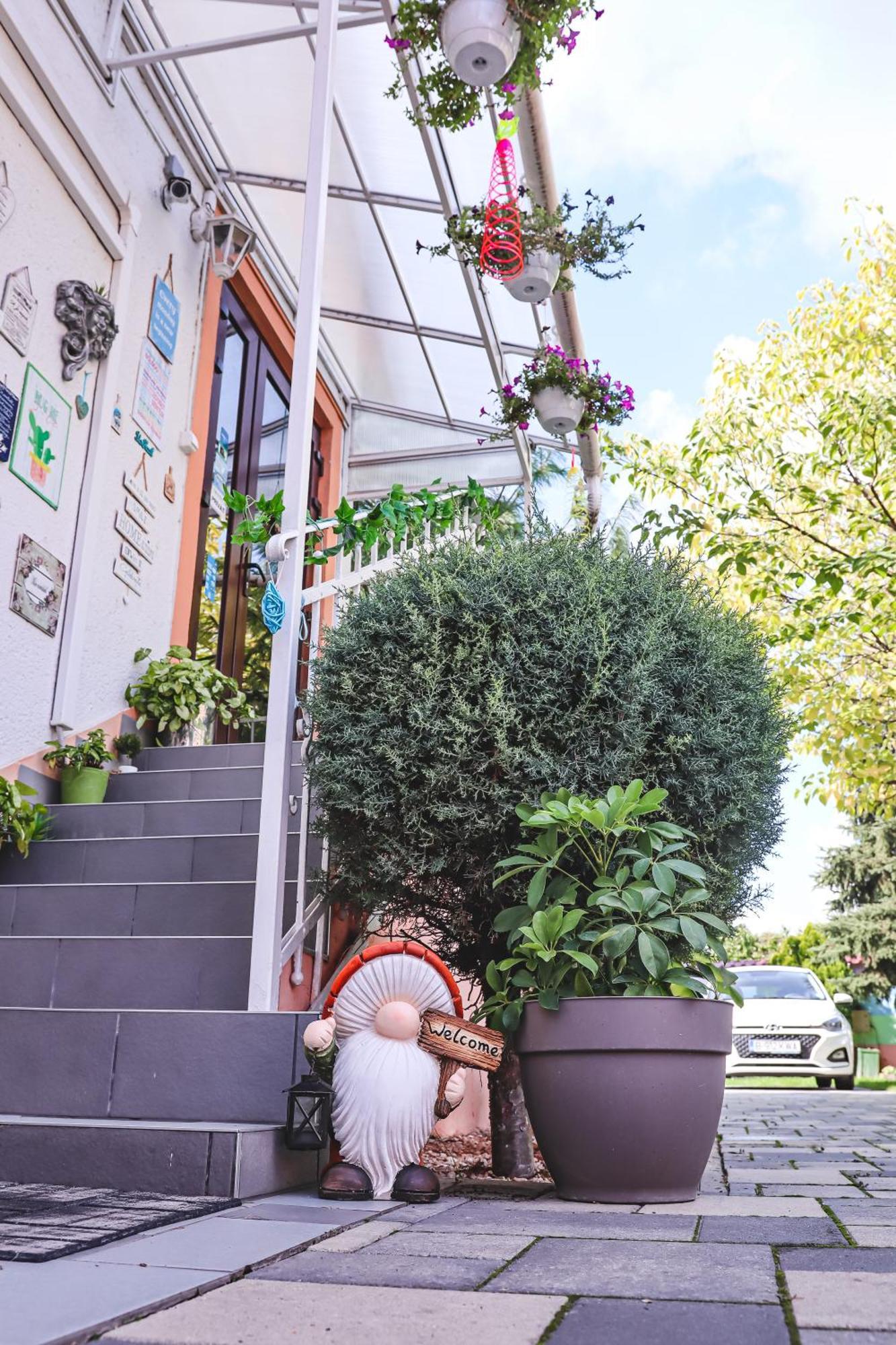Szivarvany Panzio Szeged Bagian luar foto